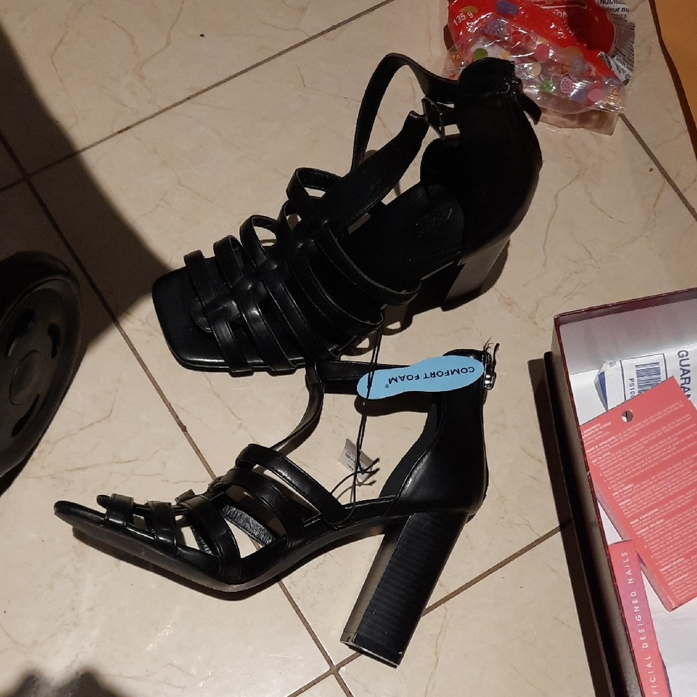 NWT WOMENS SASSY STRAPPY HIGH HEELS ZIP BACK SIZE 9 BLACK